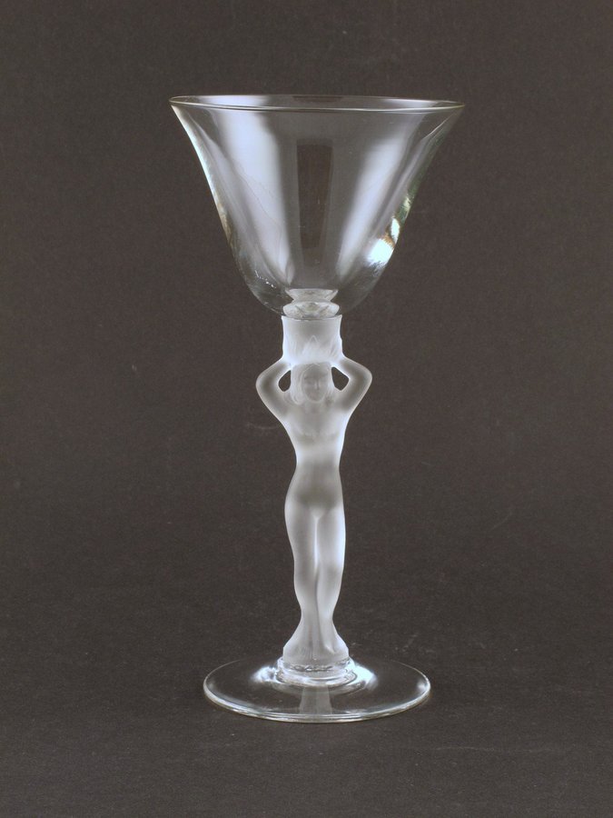 Elegant glas, vinglas, cocktail kvinnokropp på benen .