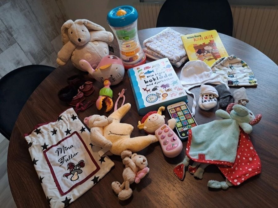 Babypaket med leksaker, kläder, speldosa mm