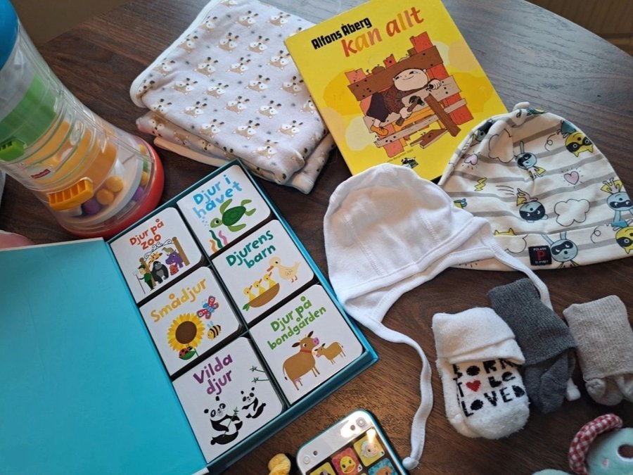 Babypaket med leksaker, kläder, speldosa mm