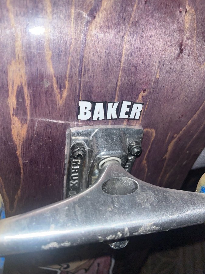 Baker Skateboard med Krux truckar