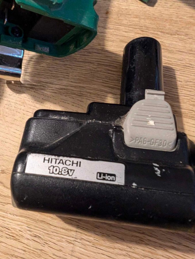 HITACHI SKRUVDRAGARE + BATTERIER + LADDARE