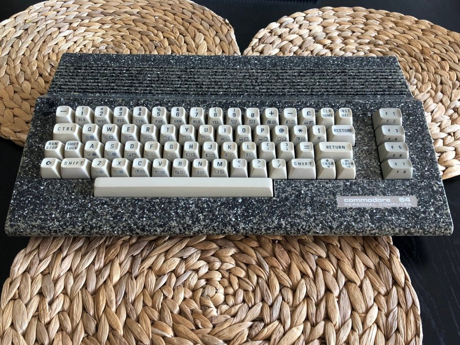 Commodore C64B3 1986 250466 Longboard Hong Kong Marmor F.Fungerande