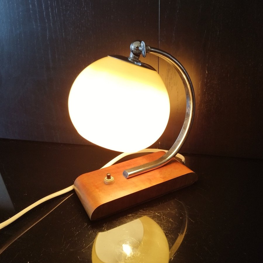 BORDSLAMPA, Vägglampa Art-Deco Funkis 1940-/50 tal i glas teak och krom.