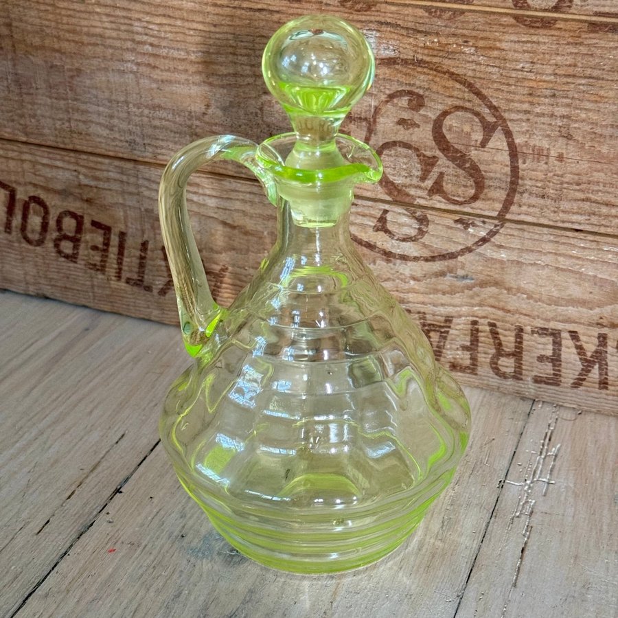 Karaff - uranglas uran uranium glass/antiktretrovintagegrönt glas