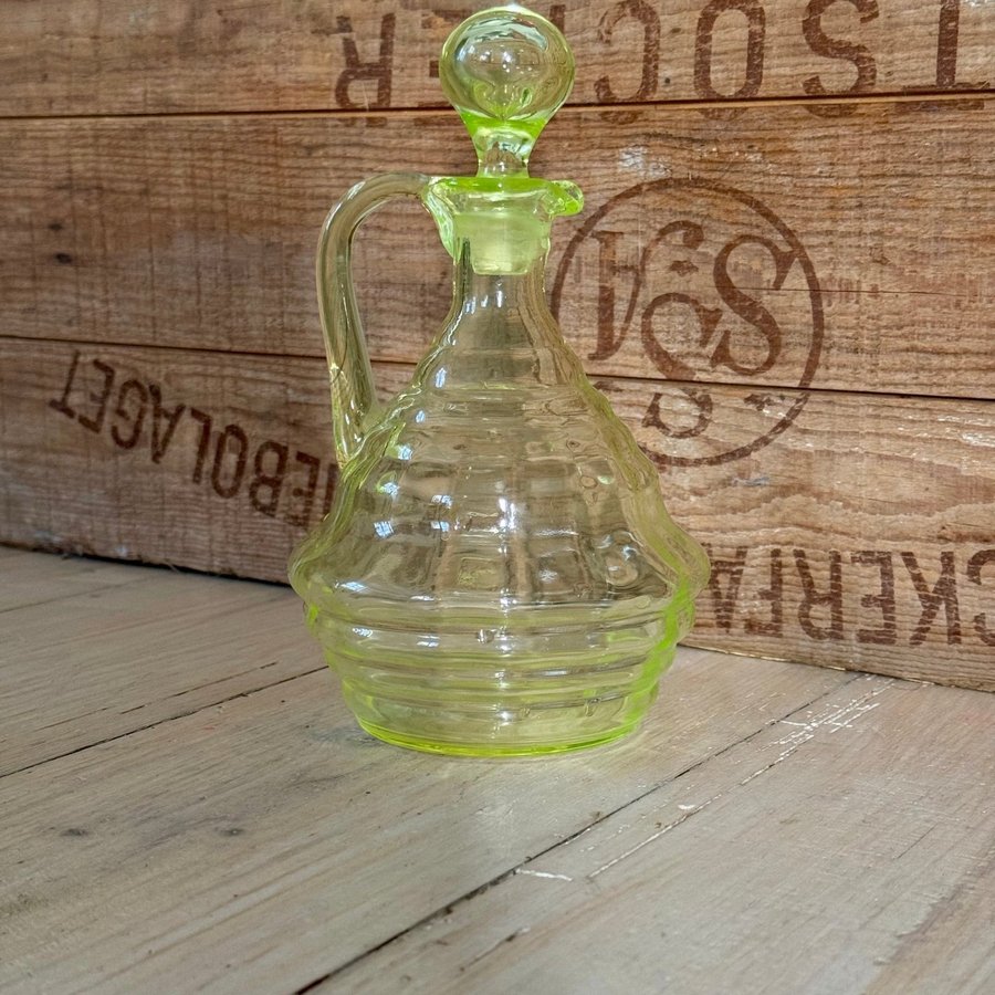 Karaff - uranglas uran uranium glass/antiktretrovintagegrönt glas