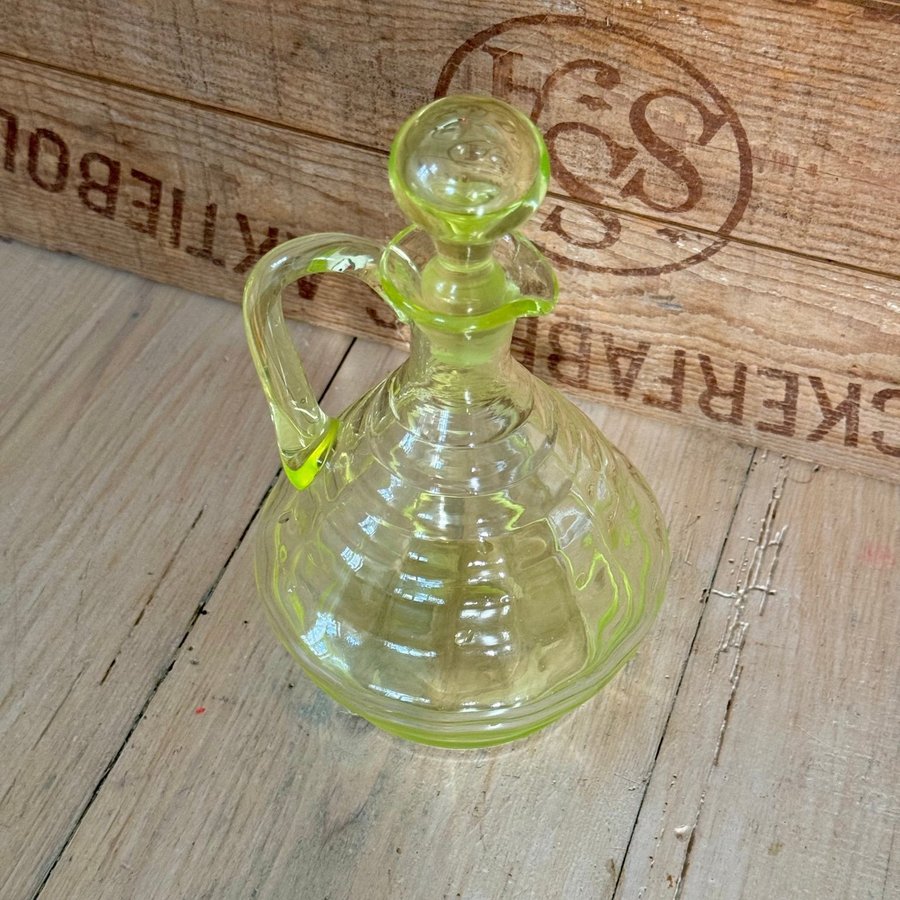 Karaff - uranglas uran uranium glass/antiktretrovintagegrönt glas