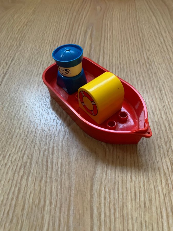 Barnleksaker bl a Duplo båt, leksakssnurra LBZ, Fisher-Price och Kiddicraft.