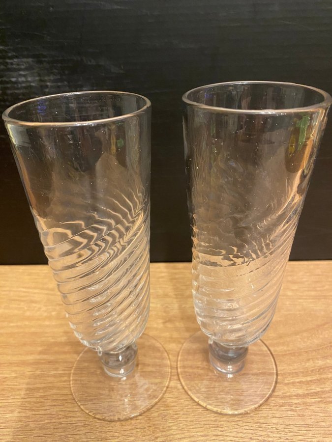 TVÅ ANTIKA VACKRA CHAMPAGNEGLAS SIMPELT VRIDEN 1800-TAL