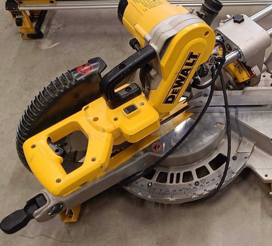 DEWALT DWS727 Kap/gersåg med stativ