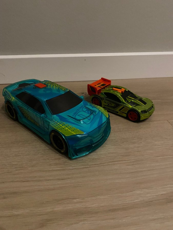 2 st Hot Wheels bilar med ljus