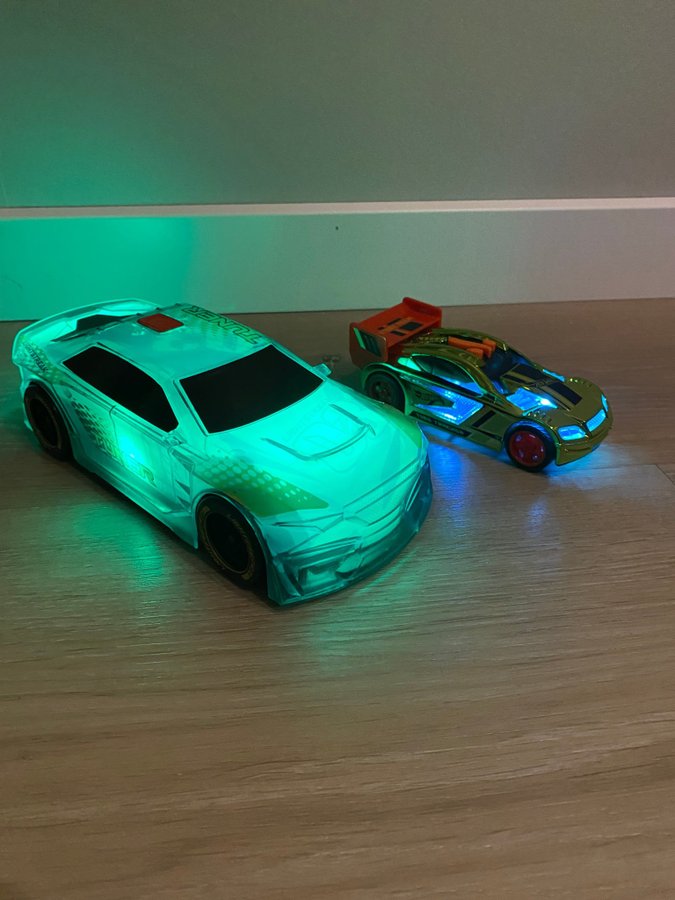 2 st Hot Wheels bilar med ljus