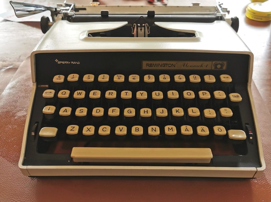 Vintage Remington Monarch-1~portable typewriter~1968~