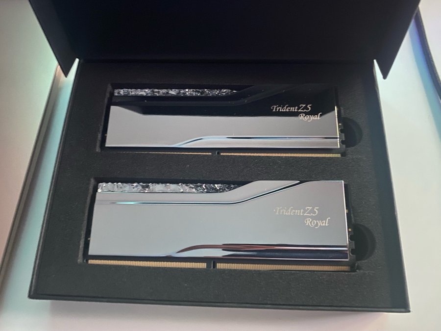 G.Skill 32GB (2x16GB) DDR5 6400MHz CL32 Trident Z5 Royal Silver