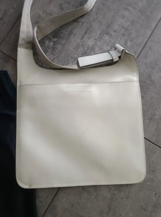 Vintage crossbodyväska från Prada i vitt läder