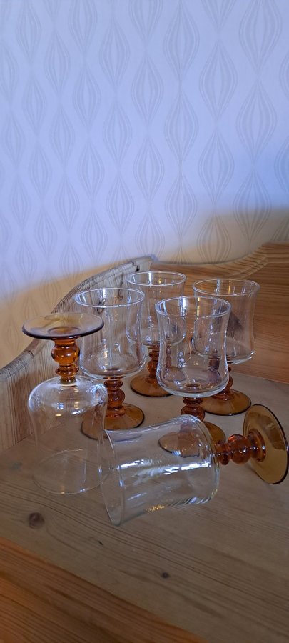 Glas med bärnsten färgat fot Amber France