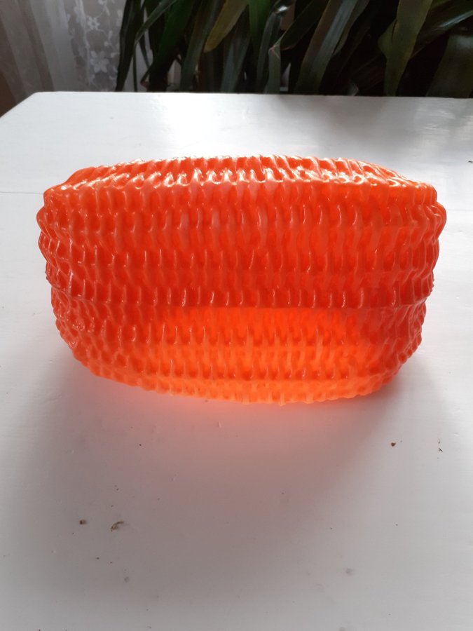 Orange korg i plast