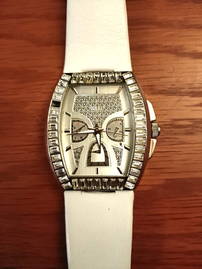 Guess Ladies Trend Silver Urtavla Vit Läderrem Multifunktionsklocka W18532L2