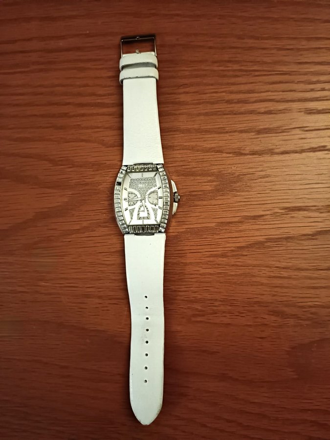 Guess Ladies Trend Silver Urtavla Vit Läderrem Multifunktionsklocka W18532L2