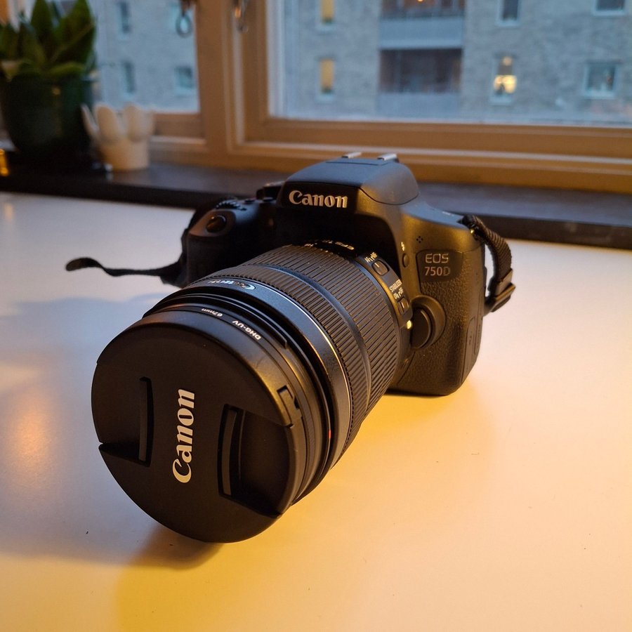 Canon EOS 750D kamera med EF-S 18-135mm objektiv