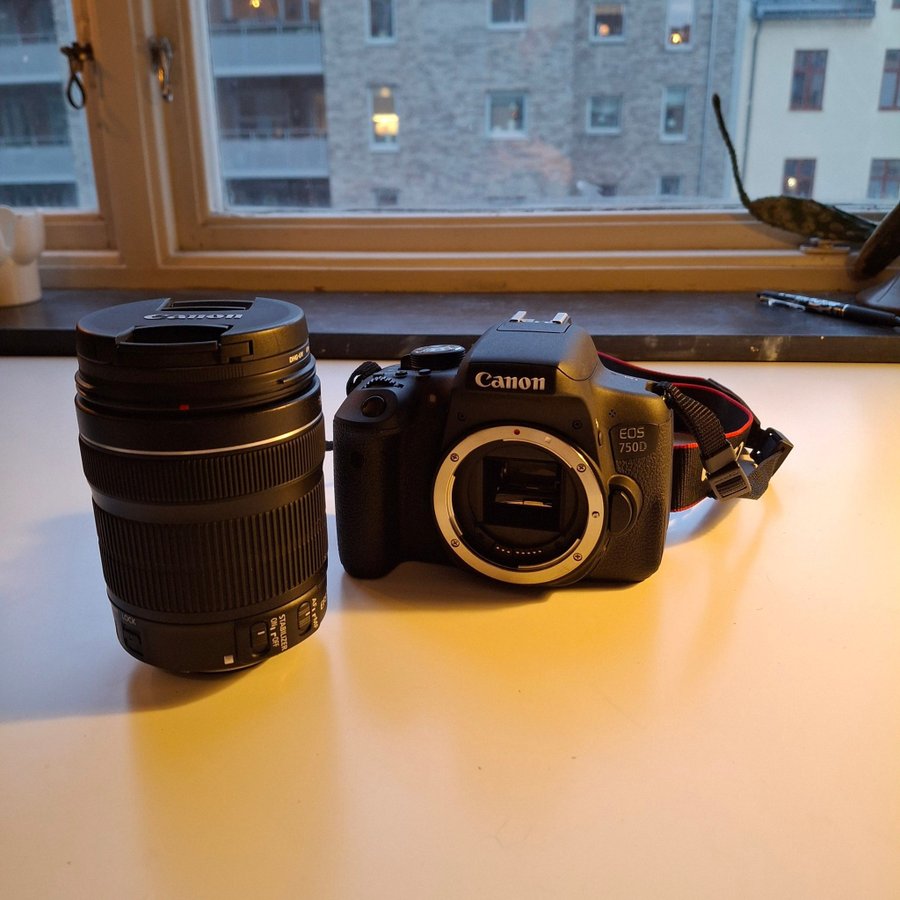 Canon EOS 750D kamera med EF-S 18-135mm objektiv