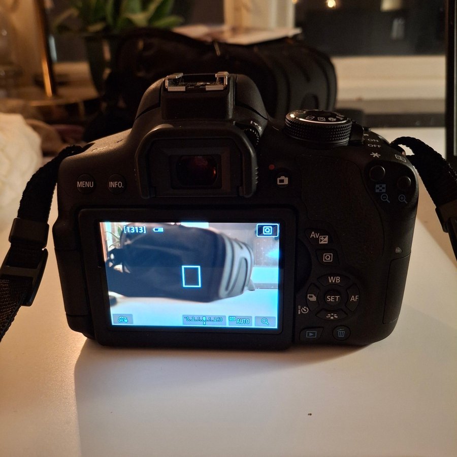 Canon EOS 750D kamera med EF-S 18-135mm objektiv