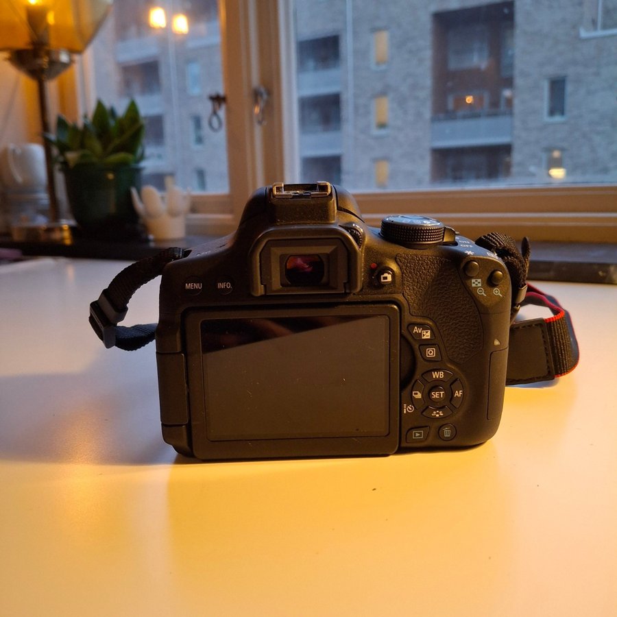 Canon EOS 750D kamera med EF-S 18-135mm objektiv