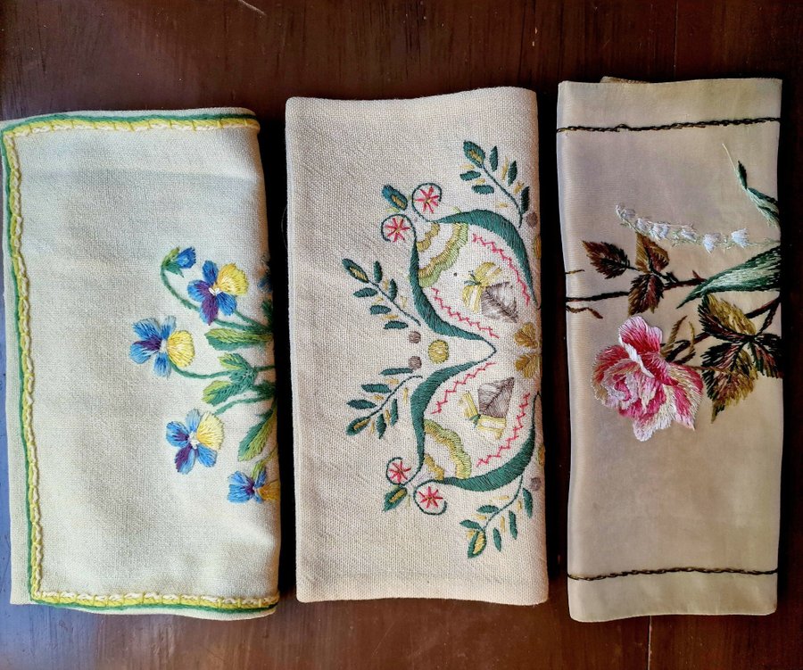 Retro/Antika gamla kuddfodral med handbroderade blommönster/ siden och ull. 3 st