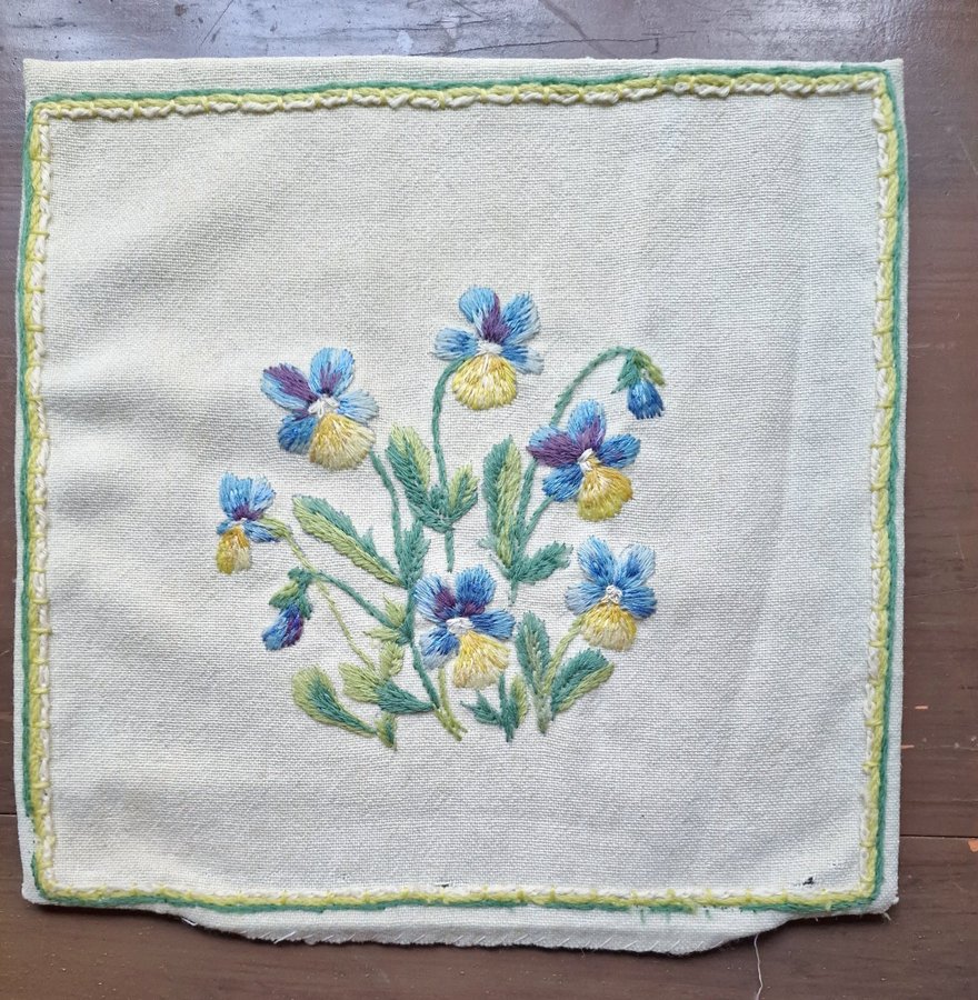 Retro/Antika gamla kuddfodral med handbroderade blommönster/ siden och ull. 3 st