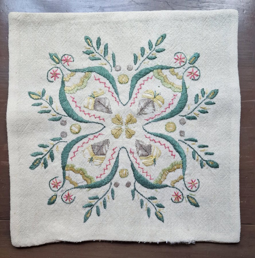 Retro/Antika gamla kuddfodral med handbroderade blommönster/ siden och ull. 3 st