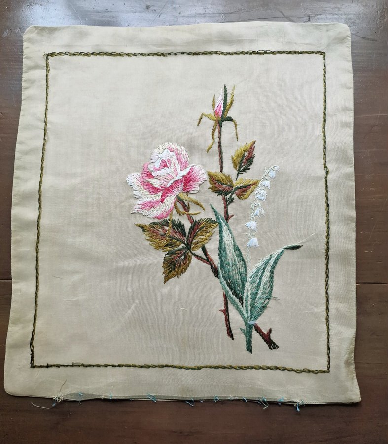 Retro/Antika gamla kuddfodral med handbroderade blommönster/ siden och ull. 3 st