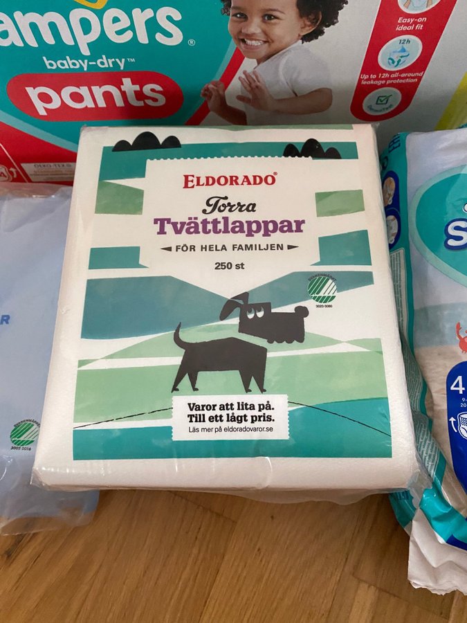 Byxblöjor tvättlappar badblöjor öppnade förpackningar