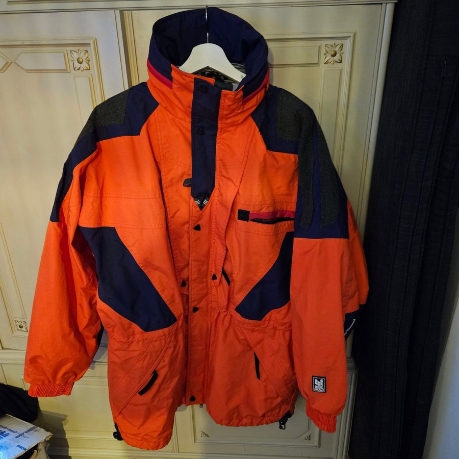 Vintage skid/snowboard jacka från HellyHansen. Storlek:L