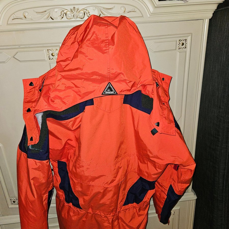 Vintage skid/snowboard jacka från HellyHansen. Storlek:L