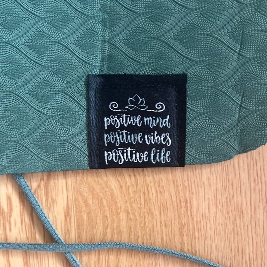 Yogamatta med texten "Positive Mind, Positive Vibes, Positive Life"