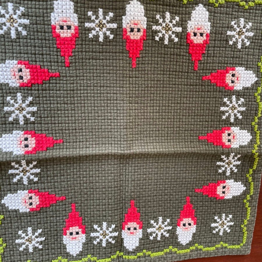 JULDUK MED FINT BRODERAT JUL MÖNSTER I KORS STYGN AV TOMTAR 35 CM X 35 CM