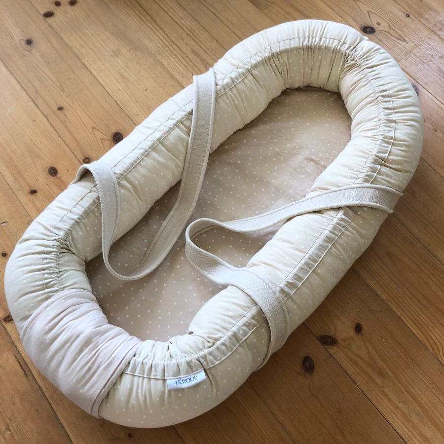 Liewood Babynest Beige med vita prickar