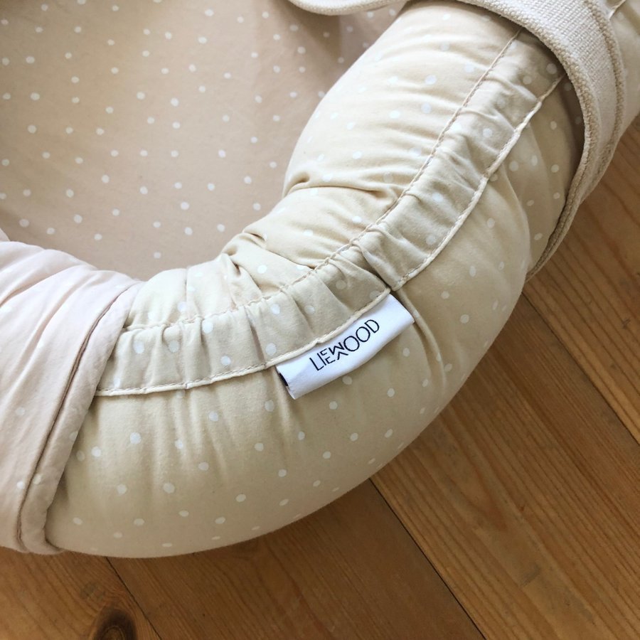 Liewood Babynest Beige med vita prickar