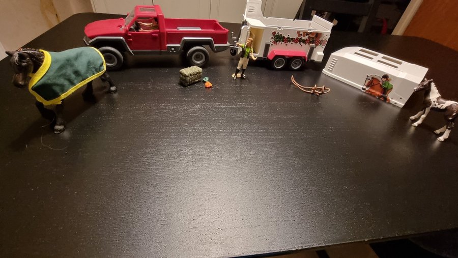 Schleich Hästtransport med hästar och tillbehör