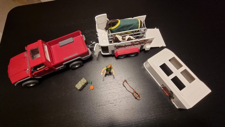 Schleich Hästtransport med hästar och tillbehör