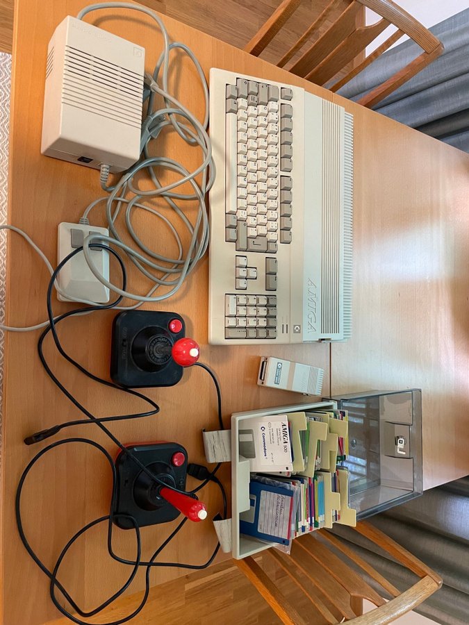 Amiga 500 med spel och tillbehör