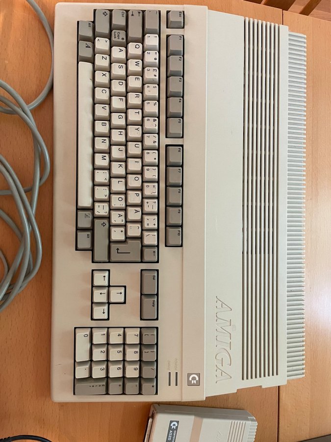 Amiga 500 med spel och tillbehör