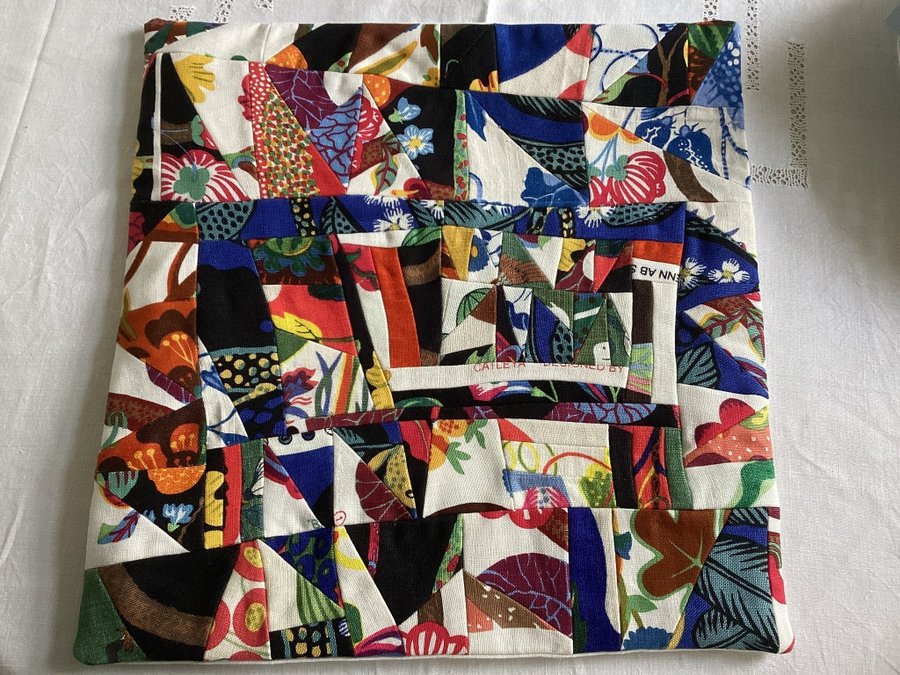 kuddfodral i Patchwork Josef Frank linnetyger