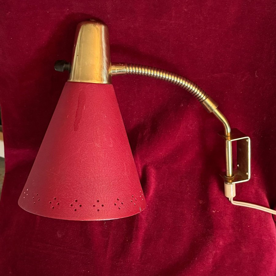 Retro röd sänglampa eller vägglampa "AJH" med böjbar arm