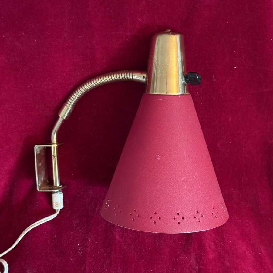 Retro röd sänglampa eller vägglampa "AJH" med böjbar arm