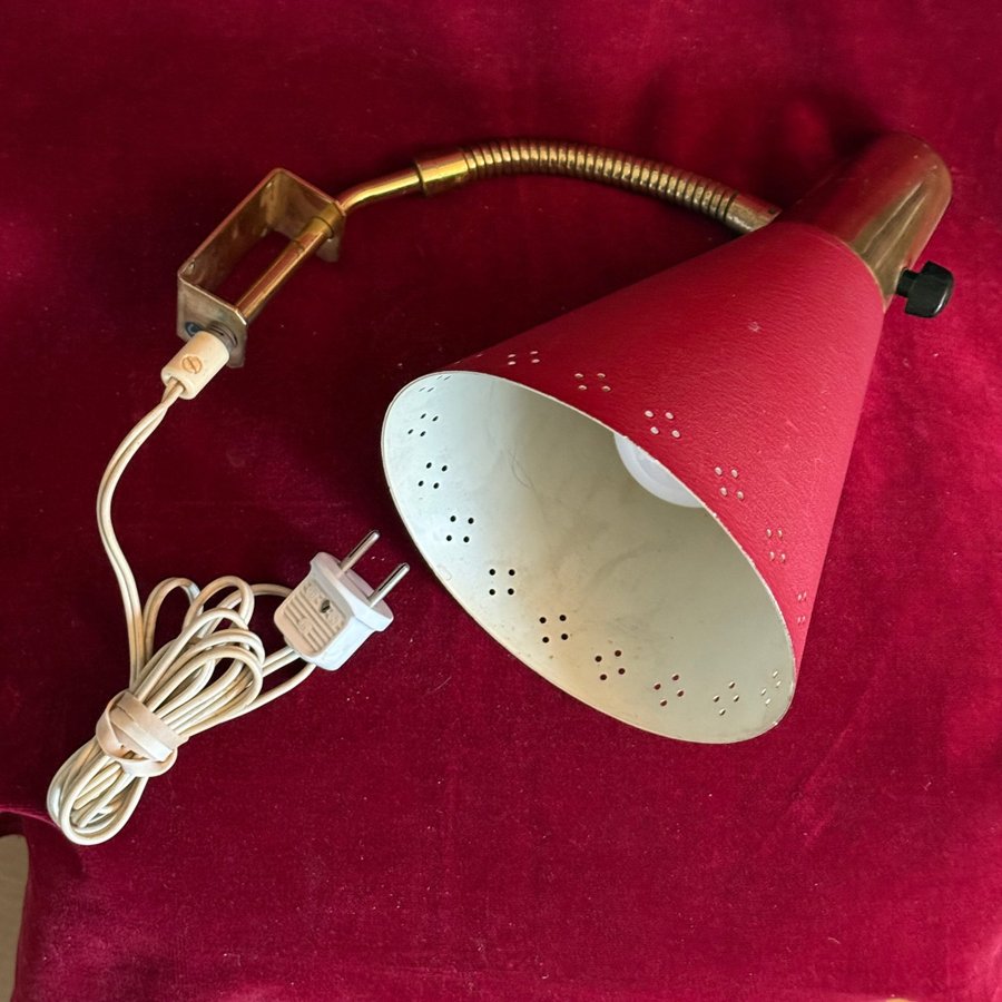 Retro röd sänglampa eller vägglampa "AJH" med böjbar arm