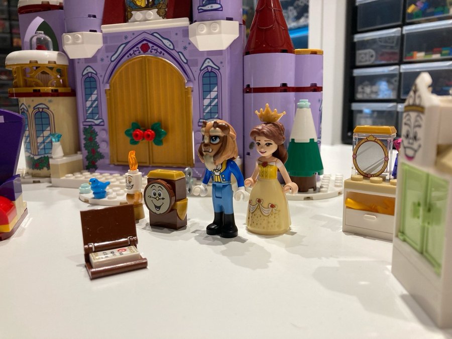 LEGO Disney - 43180 - Skönhet och Odjuret - Bells vintriga slottsfest