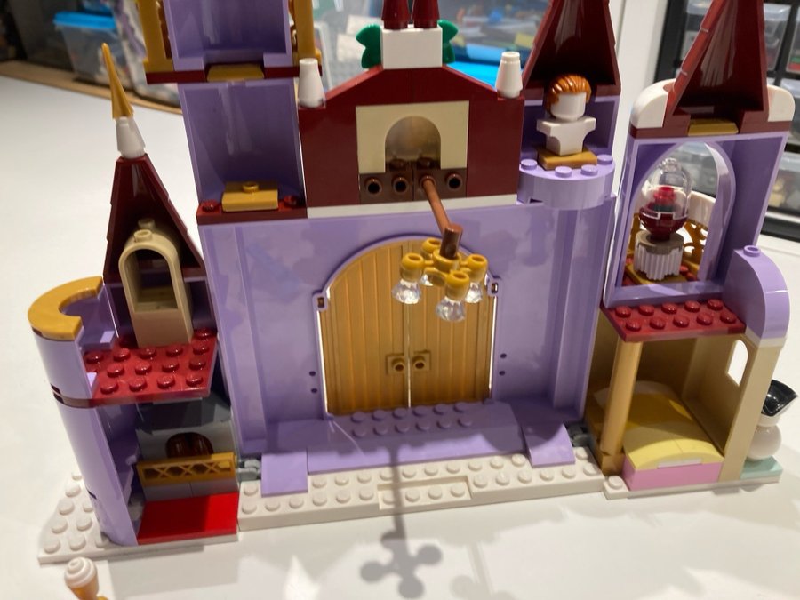 LEGO Disney - 43180 - Skönhet och Odjuret - Bells vintriga slottsfest