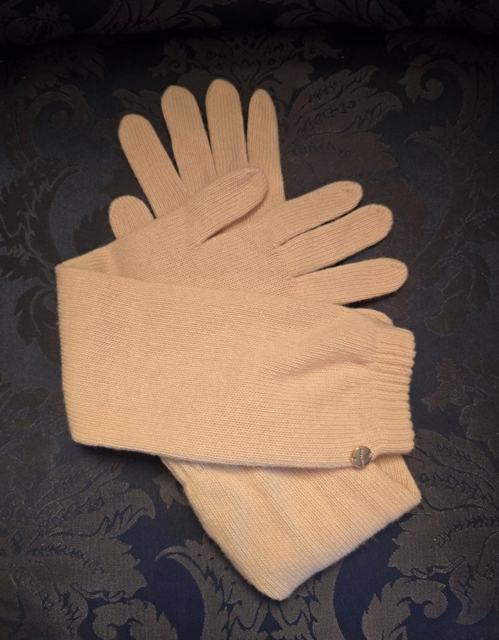 Långa mjuka fingervantar/handskar, beige. MARC CAIN Made in Italy