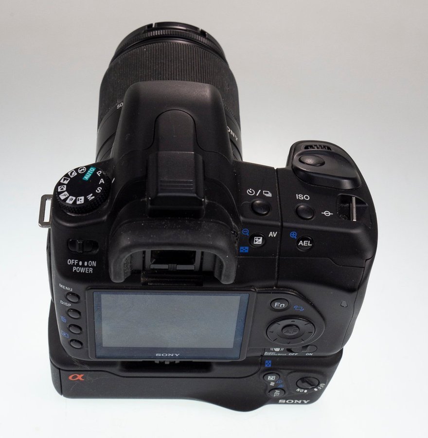 Sony Alpha DSLR-A200, Battery grip,Sony DT 18-70mm Lens,Sony battery charger.