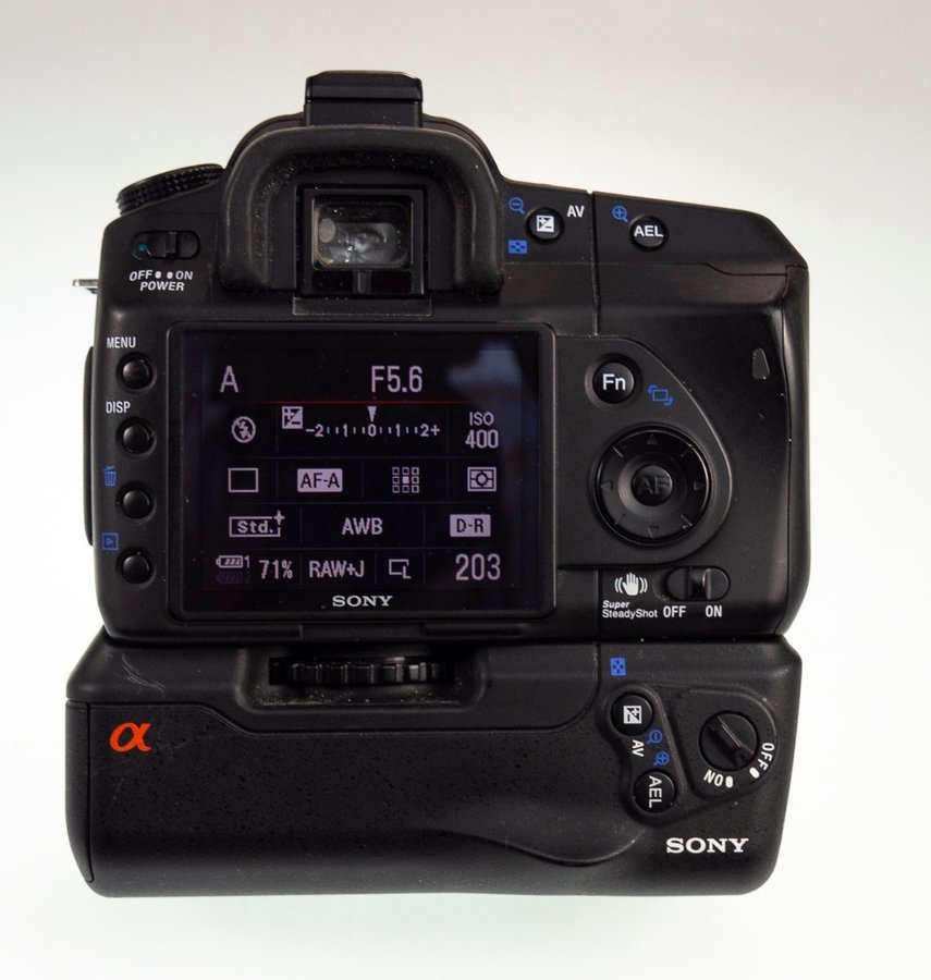 Sony Alpha DSLR-A200, Battery grip,Sony DT 18-70mm Lens,Sony battery charger.